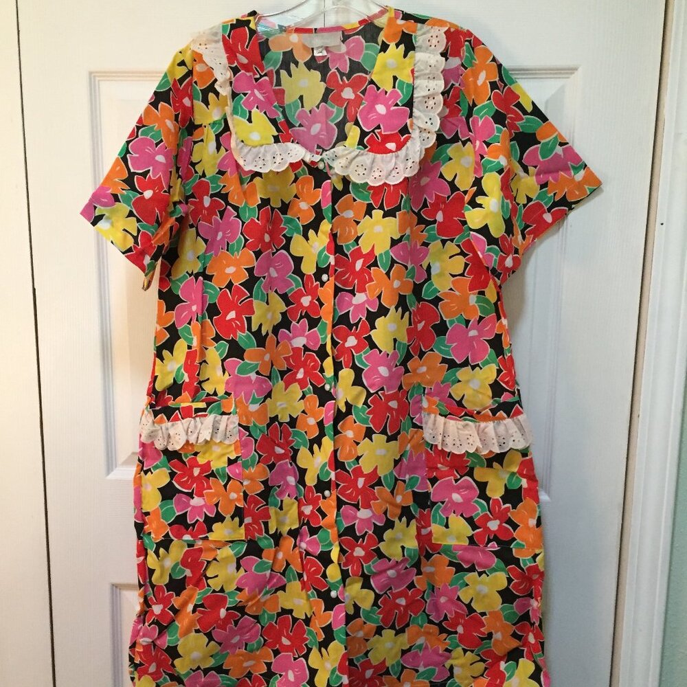 VTG Danni House Dress/Shift Flower Power Eyelet Trim Snap Front Robe Large